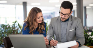 Emissão de Notas Fiscais: profissionais revisando documentos e preenchendo informações, representando padronização e segurança na emissão em 2026.