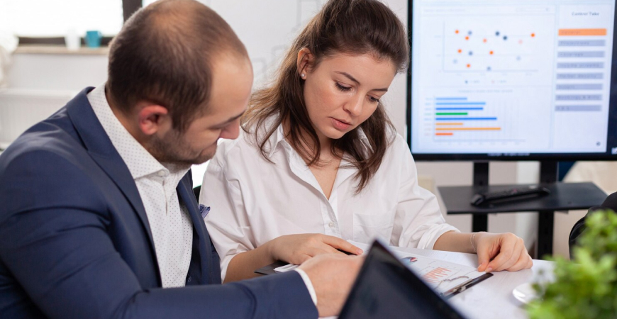 Obrigações do Simples Nacional: profissionais analisando documentos e gráficos, representando controle de DAS, DEFIS, DCTFWeb e rotinas fiscais.