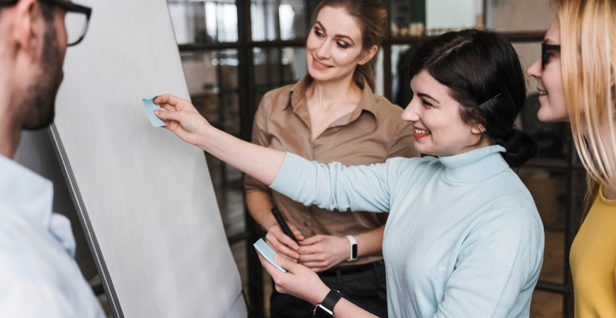 Obrigações Fiscais em 2026: equipe planejando em quadro com post-its, representando organização de prazos, entregas e rotina fiscal.